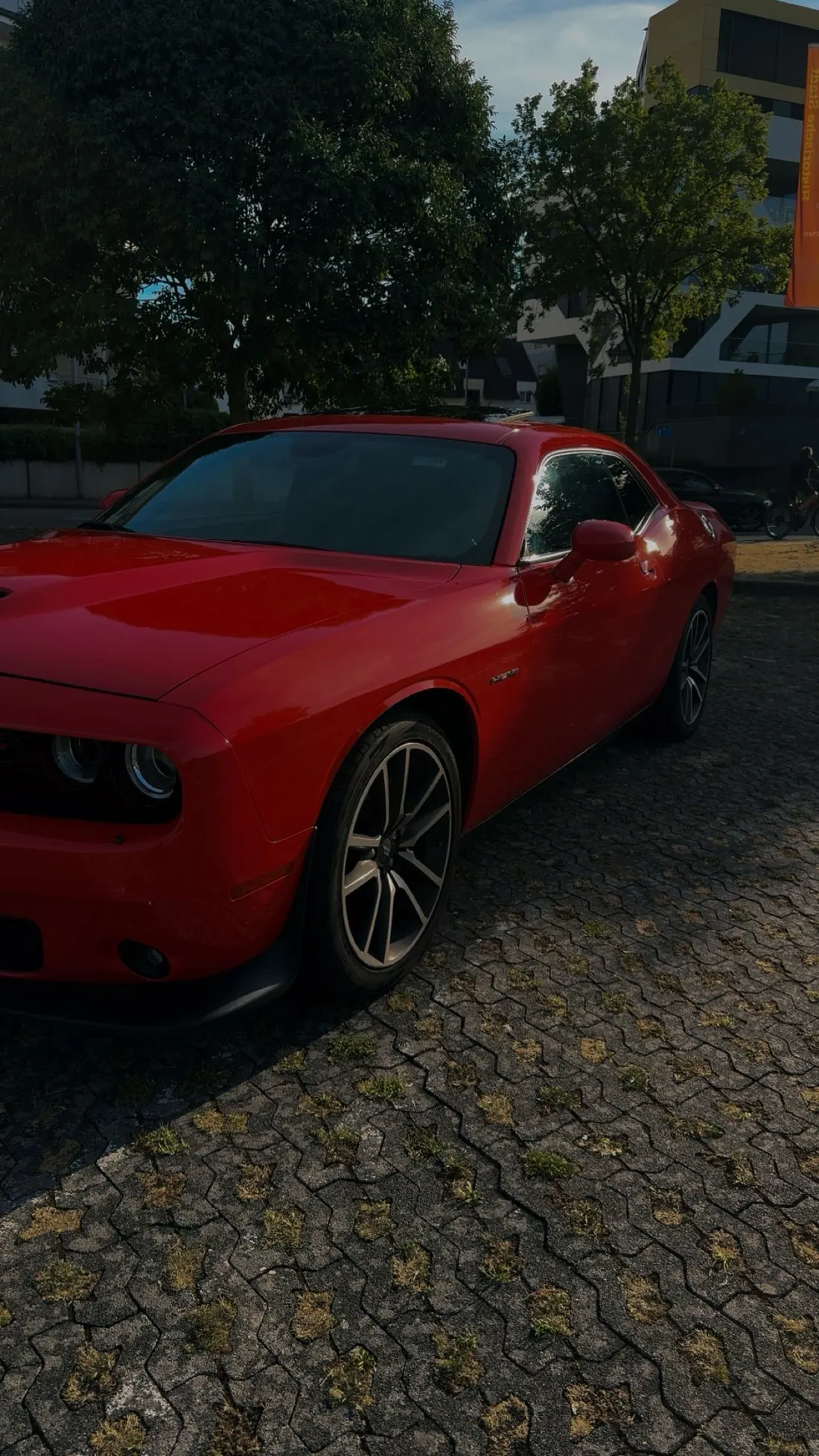 Roter Dodge Challenger R/T Seitenansicht