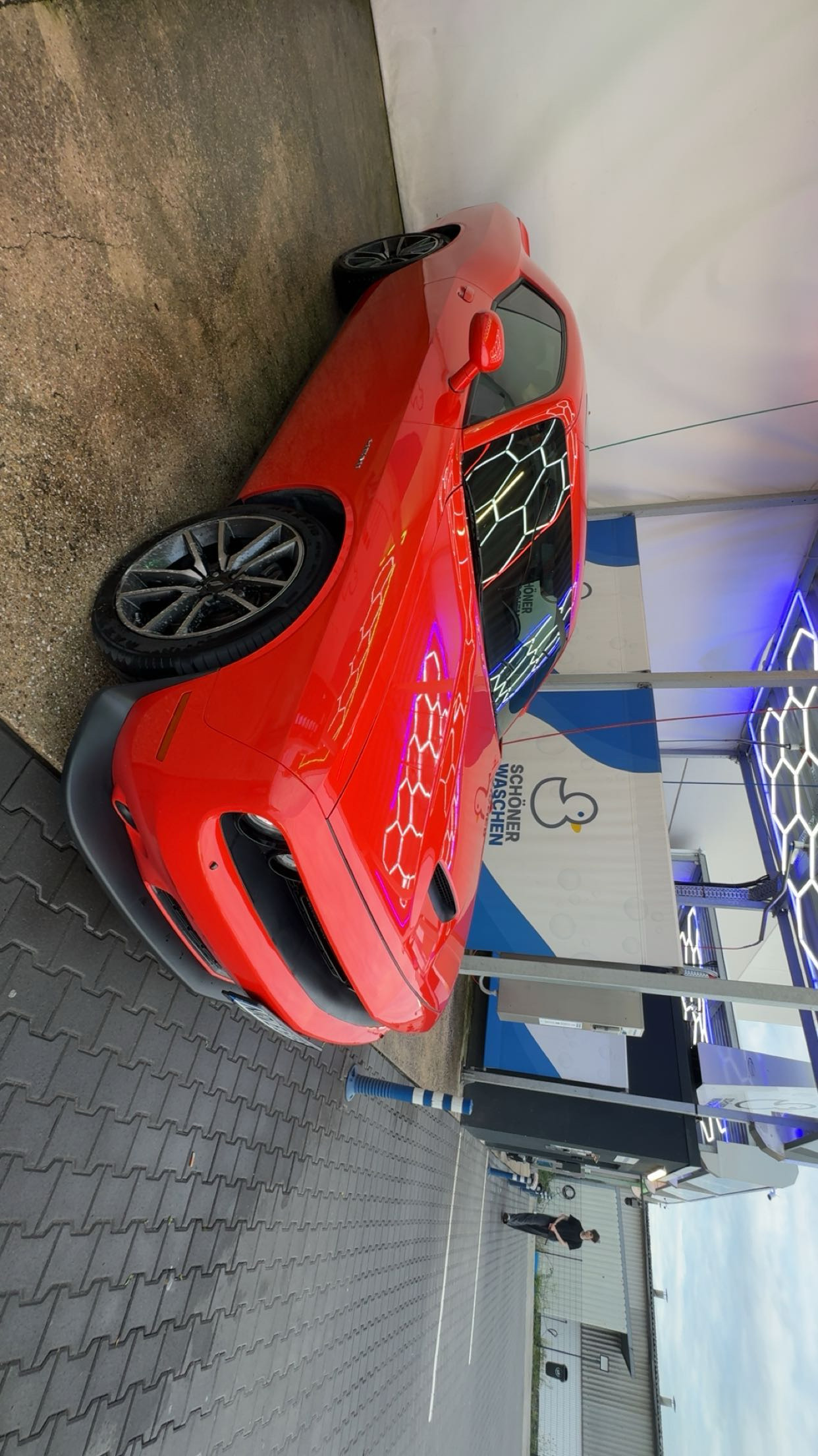 Roter Dodge Challenger R/T Seitenansicht
